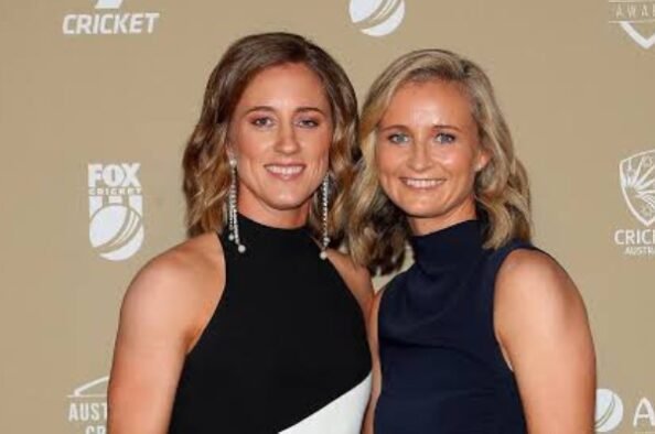 Rachael Haynes and Leah Poulton (Australia)