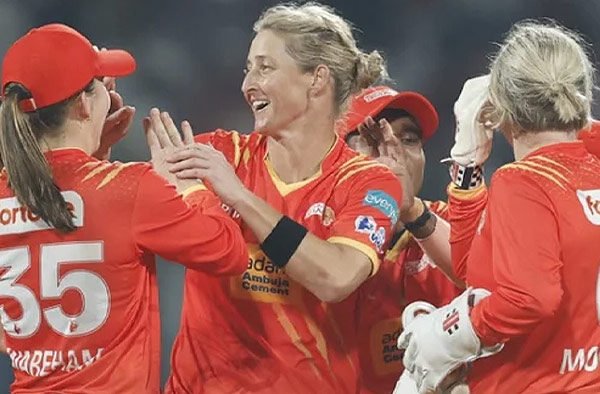 Sophie Devine Questions WPL Boundary Limits, Backs Five Fielders Outside the Circle