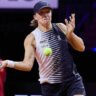 Iga Swiatek Beats Siegemund to Reach Stuttgart Quarterfinals in Clay Opener