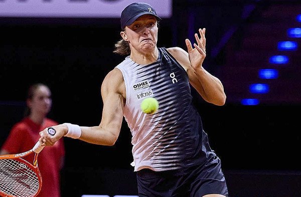 Iga Swiatek Beats Siegemund to Reach Stuttgart Quarterfinals in Clay Opener