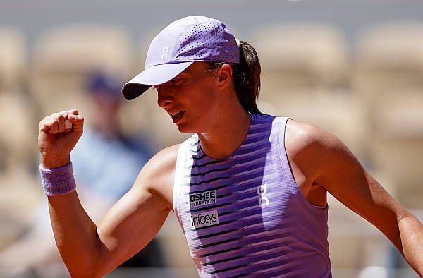 Iga Swiatek Beats Sara Bejlek 6-2, 6-3 to Reach Roland Garros 2026 Third Round