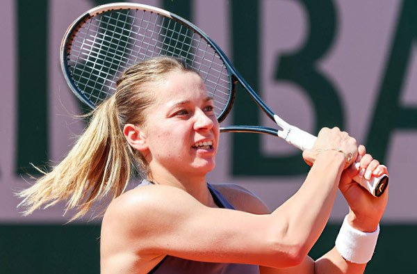 World No. 114 Maja Chwalinska Beats Olympic Champion Zheng Qinwen 6-4 6-0 at French Open 2026