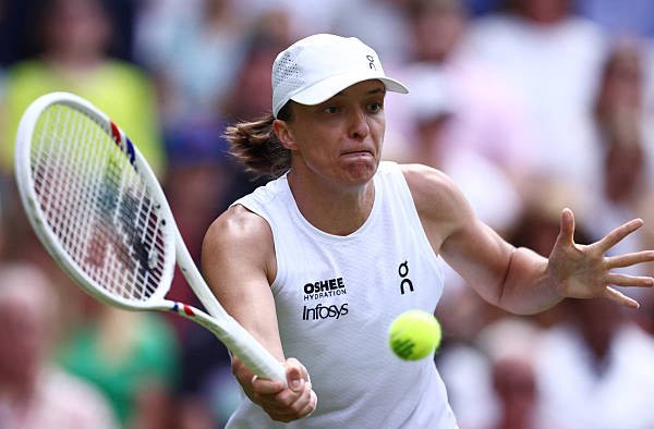 Iga Swiatek Survives First-Round Scare as Elena Rybakina Battles Through at Wimbledon