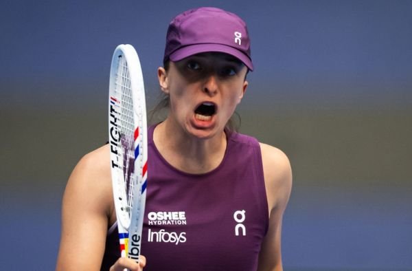Iga Swiatek Fights Back From 6-4, 5-2 Down to Reach China Open Last 16